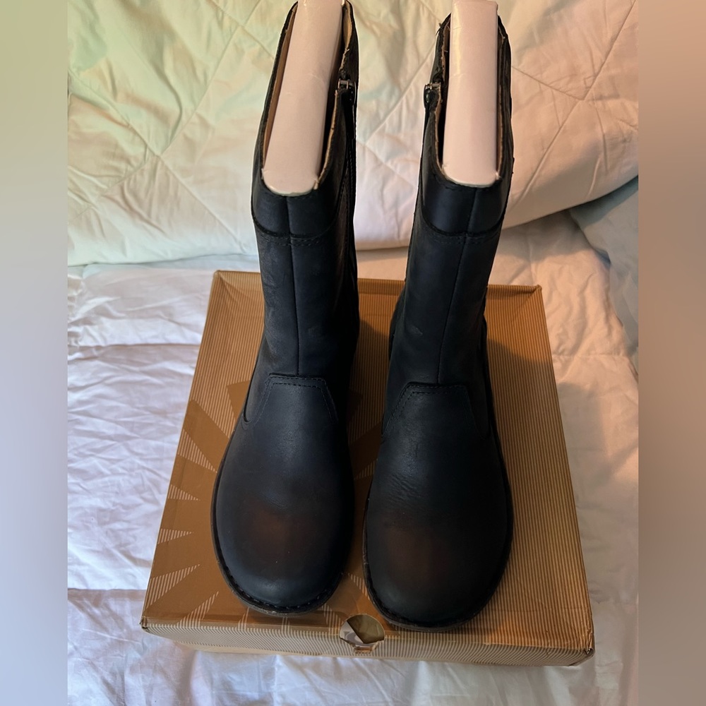 UGG Kaleen Leather Boot. Black size 11